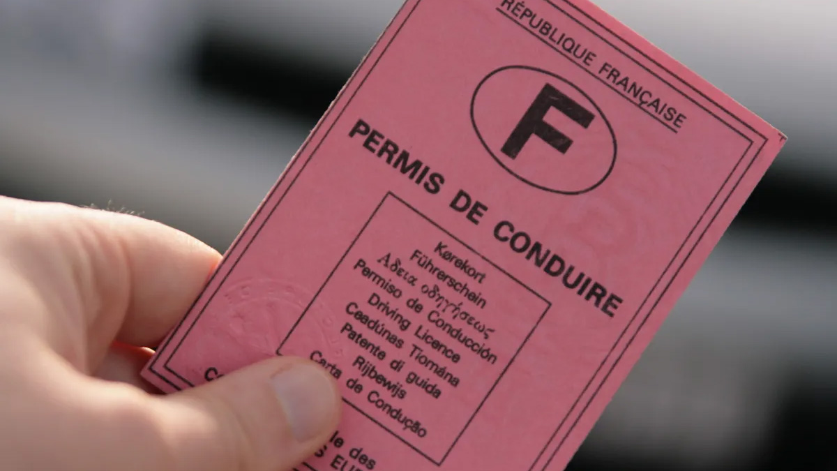 Ni 65 ans ni 75 ans : découvrez l’âge exact pour conserver son permis de conduire en France