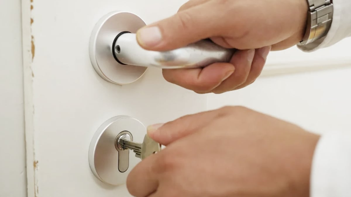 « Rien n’a bougé, je fais ma grève de la faim » : face à un squat, une propriétaire manifeste publiquement à Nantes