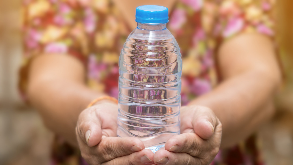 « Une bouteille d’eau a suffi à réchauffer toute ma pièce ! » — découvrez l’astuce maligne que tout le monde va adopter cet hiver