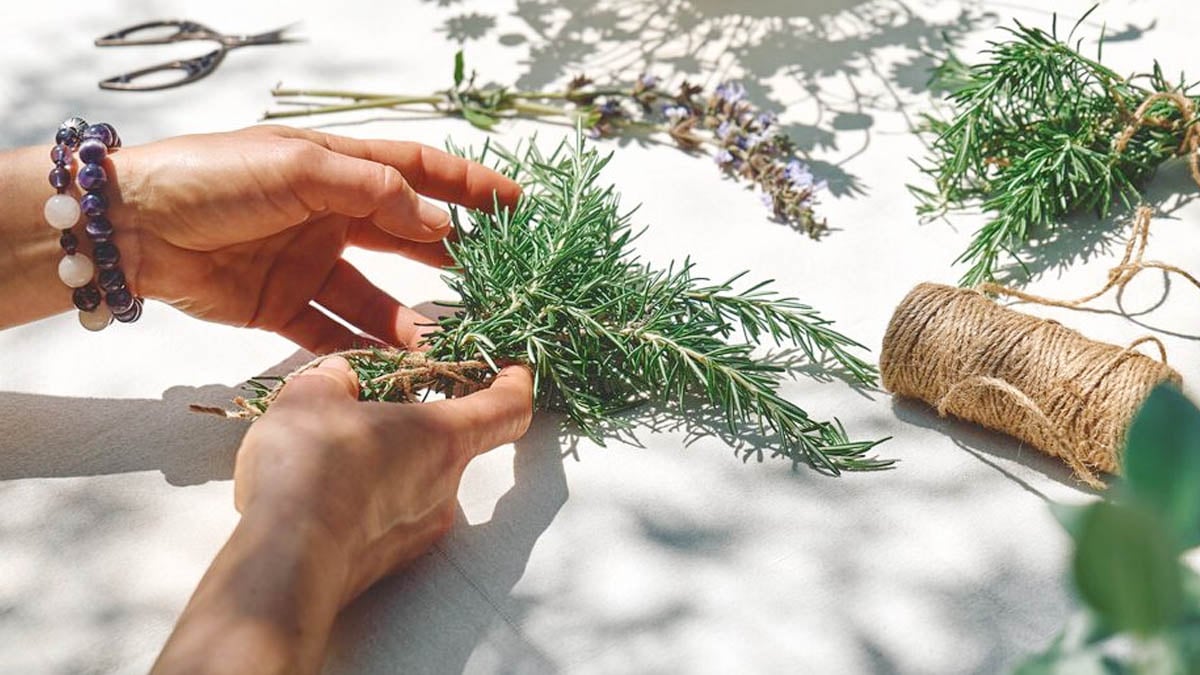 Vous avez du romarin ou du laurier sous la main ? découvrez comment réaliser une couronne de Noël en un clin d’œil
