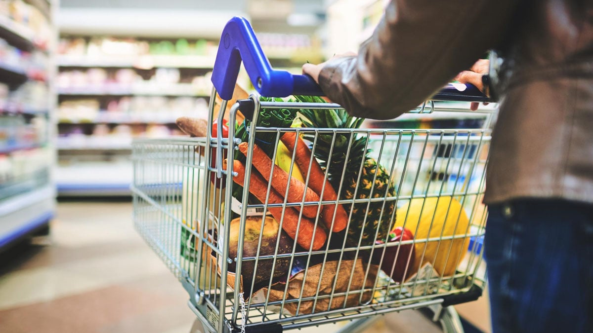 C’est confirmé : payer en carte bleue fait grimper vos courses de 5 à 10 % par mois