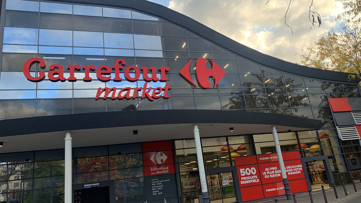 Coup de théâtre : une caissière handicapée perd son emploi pour avoir oublié 2 sacs plastiques et des bières — « J’étais épuisée »