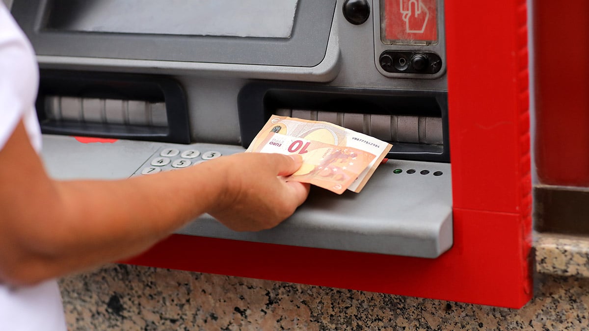 Distributeur de billets : voici pourquoi retirer de l’argent le dimanche ou le lundi n’est pas une bonne idée
