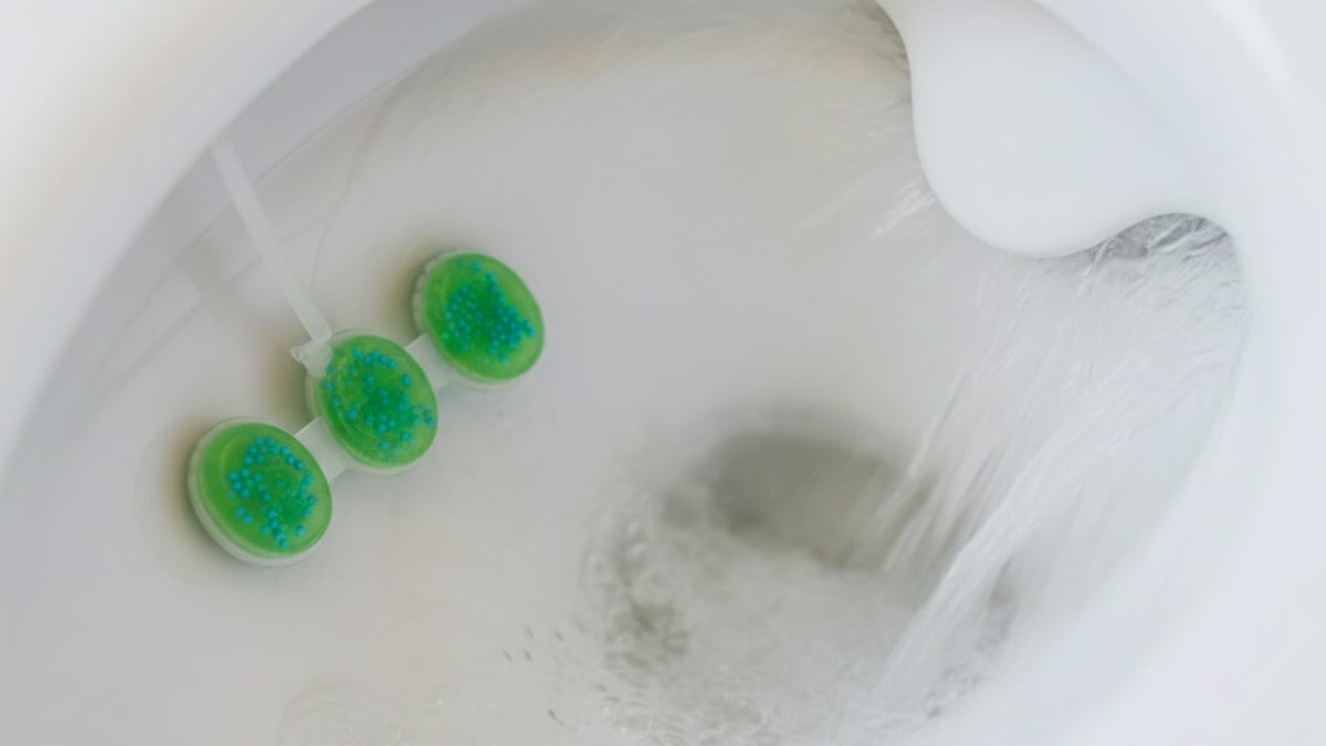 Ni sur le côté, ni à l’emplacement habituel : voici la bonne façon de placer les comprimés dans les toilettes