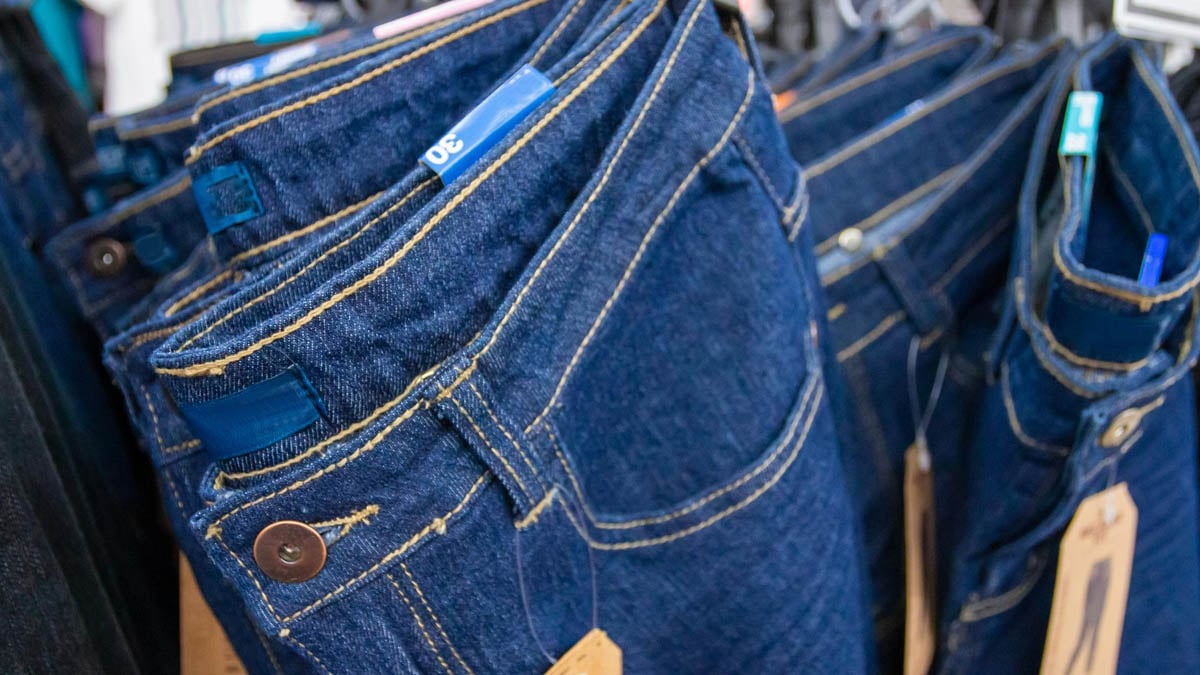 « On fabrique au fin fond des Cévennes le vêtement le plus mondialisé » : en Lozère, la plus vieille fabrique de jeans défie la fast-fashion