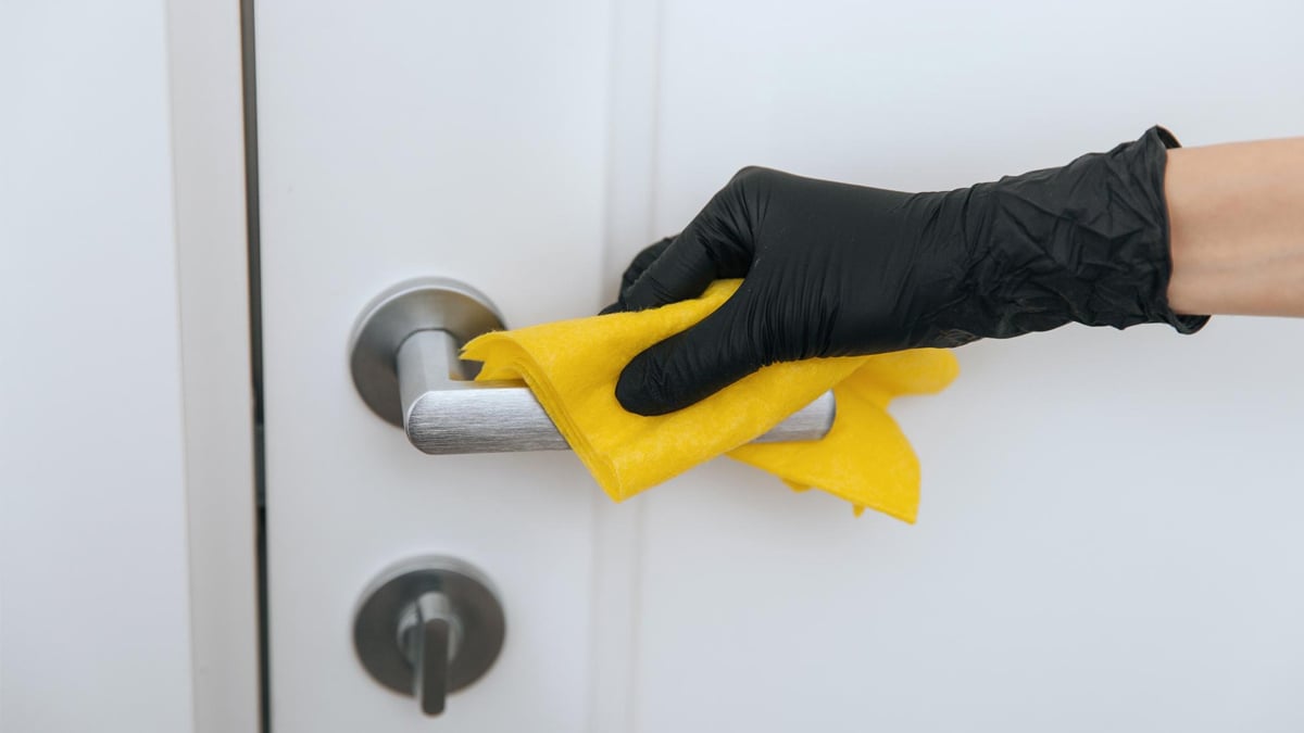 Pourquoi un coup de nettoyage sur vos interrupteurs et poignées avant janvier peut protéger votre maison des microbes