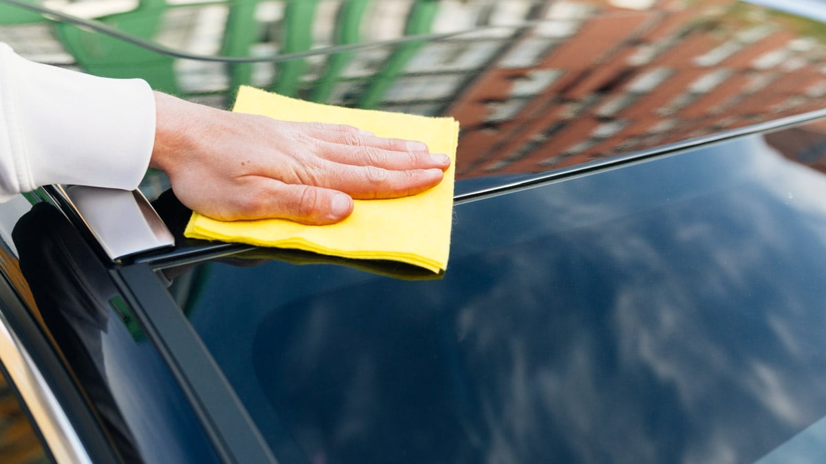 Pourquoi verser du vinaigre sur le pare-brise, et pour quelle raison cette astuce est-elle particulièrement recommandée en décembre ?