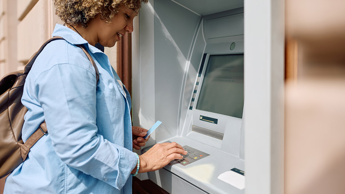 3 banques françaises suppriment leurs distributeurs : voici ce qui change pour vos retraits en 2026