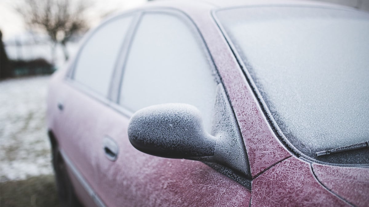 Voici pourquoi il vaut mieux taper sur le capot de votre voiture par temps froid