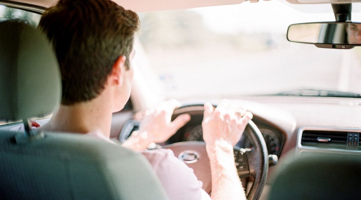 deux mains volant route déserte psychologie