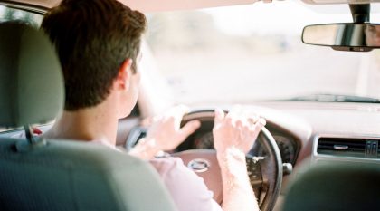 deux mains volant route déserte psychologie