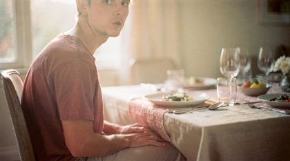 mains genoux repas psychologie