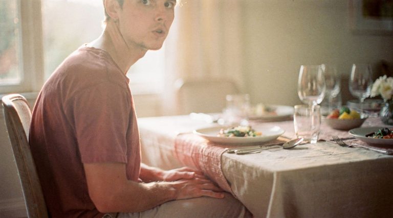 mains genoux repas psychologie