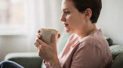tasse café mains personnalité